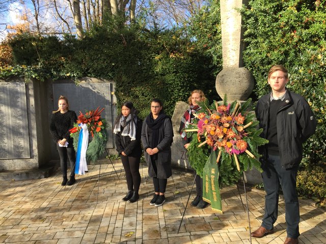 Kranzniederlegung am Ehrenmal