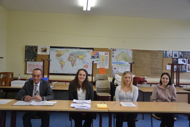 13.13 Uhr, Max-Planck-Realschule (von links): Gerd Lehmann, Fabienne Riedlinger, Chantal Muckenfuß und Danijela Nikolic erhoffen sich am späten Nachmittag eine bessere Wahlbeteiligung. Die lag nämlich um kurz nach 13 Uhr erst bei 5,6 Prozent.