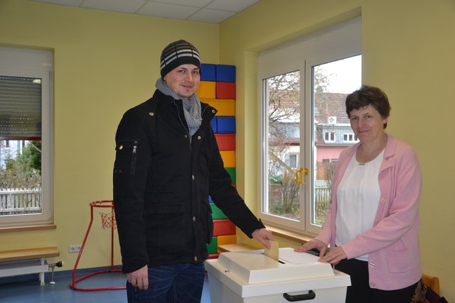 Robert Martian gibt seine Stimme im Evangelischen Kindergarten "Senfkorn" ab.