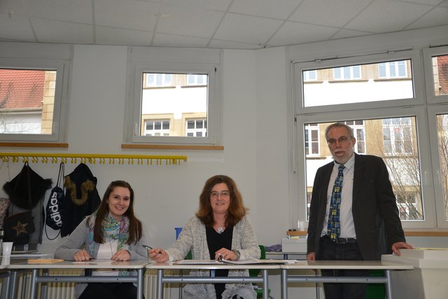 12.17 Uhr, Johann-Peter-Hebel-Schule: Sandra Ulrich (links), Silke Widmann (Mitte) und Klaus Burkert berichten von einer Wahlbeteiligung von 15 Prozent. "Kein großartiger Unterschied zum letzten Mal", sagt Burkert und weiter: "Es wird auf jeden Fall noch voller werden."