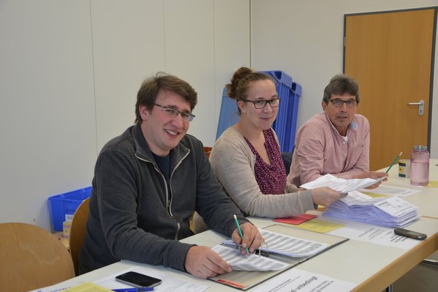 12.51 Uhr, Kindergarten Drachenburg: Karsten Franke (links), Anna-Lena Nowak und Konrad Beißel sind auch bei einer Wahlbeteiligung von 13 Prozent noch sehr gut gelaunt und begrüßen jede Wählering und jeden Wähler mit einem freundlichen Lächeln. Die Wahlbeteiligung sei im Vergleich zur Wahl am 12. November "gleich schlecht".