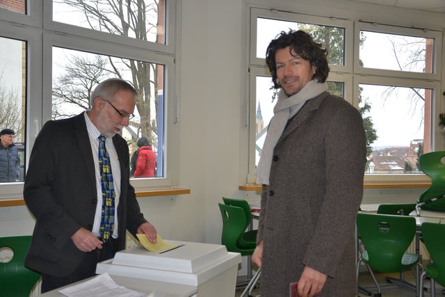 Christoph Betz gibt in der Johann-Peter-Hebel-Schule seine Stimme ab.