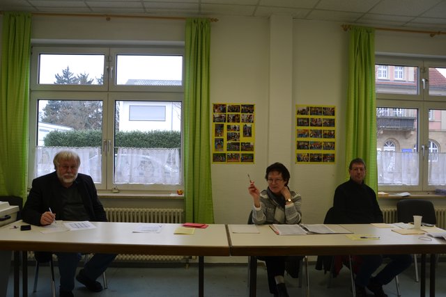 11.51 Uhr, Jugendhaus: Ulrich Braun (links), Heide Merz und Gernot Gorgass haben um 10 Uhr die erste Meldung, eine Wahlbeteiligung von 3,7 Prozent - an die Stadtverwaltung gemeldet. Auch hier erhofft man sich am Nachmittag einen regeren Zulauf,