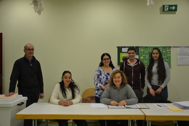 13.06 Uhr, Evangelischer Kindergarten "Grüne Aue" (von links): Bernhard Strauß, Mirjam Canelas, Sinem Behmezci, Gülnur Sezer, Nikolai Beisel und Nilay Aktas liegen fünf Stunden vor dem Schließen der Wahllokale bei einer Wahlbeteiligung von 19 Prozent.