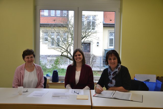 12.34 Uhr, Evangelischer Kindergarten "Senfkorn": Ute Ulrich (links), Michaela Ulrich (Mitte) und Nadja Neumann freuen sich über 11 Prozent, "eine Verbesserung" im Vergleich zur letzten Wahl um diese Uhrzeit.
