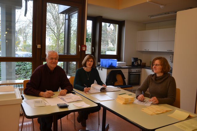 12.02 Uhr, Rathaus: Gerhard Wagner (links), Heidrun Sauter (Mitte) und Nathalie Dörl-Heby geben kurz nach zwölf Uhr eine Wahlebeteiligung von 11,12 Prozent bekannt. Während sich vormittags mehr Bürger zum Wählen in das Rathaus begeben hätten, sei die Wahlbeteiligung nun etwas ruhiger.