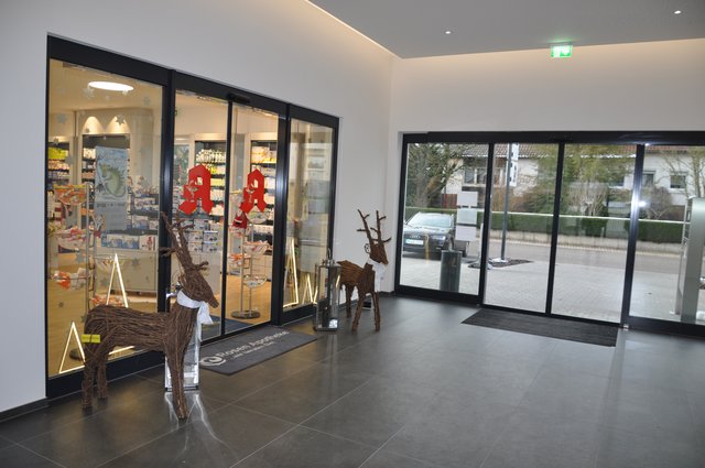 Kurze Wege für Patienten: Wer aus der ärztlichen Sprechstunde kommt, kann in der Pelikan-Apotheke im Erdgeschoss (links) gleich seine Rezepte einlösen. Foto: ch