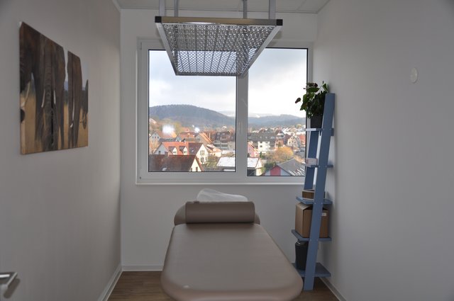 Behandlungsraum in Physiotherapiepraxis: Blick in den Raum mit "Schlingentisch". Foto: ch
