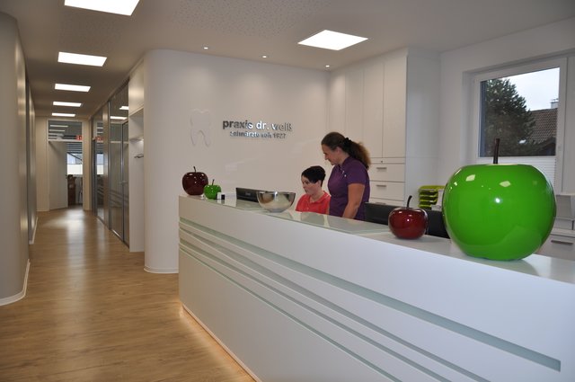 Zahnarztpraxis: Äpfel als Kunstobjekte symbolisieren am Empfang der Praxis Dr. Weiß ein gesundes Gebiss. Foto: ch