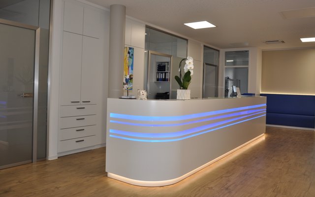 Blick in Arztpraxis: Der moderne Empfangsbereich der Praxis Dr. Siedl. Foto: ch