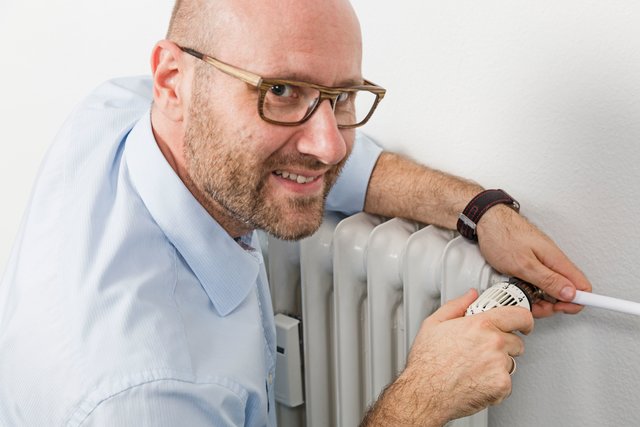 Techem Energieberater Oliver Rausch: "Schon eine um ein Grad niedrigere Raumtemperatur spart
durchschnittlich rund sechs Prozent Energie. Auch auf die richtige Temperatureinstellung kommt es darum an." Foto: djd/Techem Energy Services/Bernd Roselieb