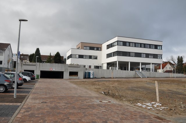 Stellplätze für Mitarbeiter: Das Parkdeck auf der Gebäuderückseite hat die Gemeinde errichten lassen. Foto: ch