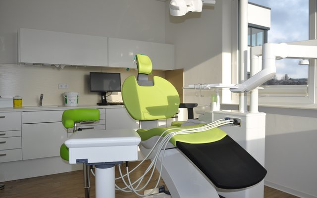 Behandlungsstuhl in Zahnarztpraxis. Foto: ch