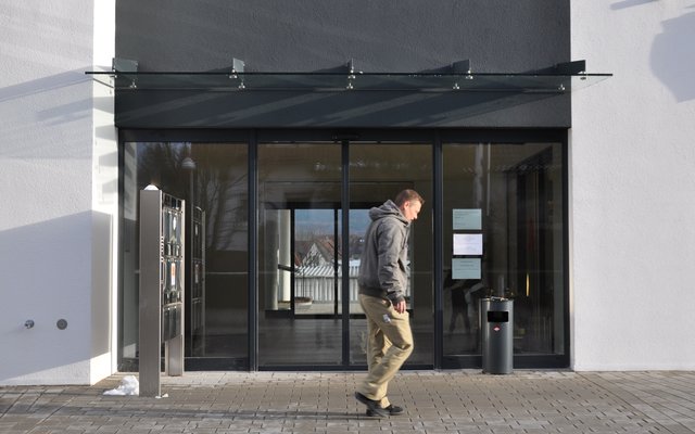 Haupteingang: Vor dem Eingang an der Schillerstraße liegen mehrere Kurzzeitparkplätze. Foto: ch