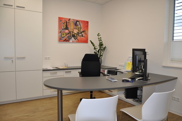 Sprechzimmer: Moderne Kunst schafft eine individuelle Atmosphäre. Foto: ch