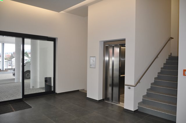 Alles barrierefrei: Mit dem Aufzug gelangen auch ältere und gehbehinderte Menschen in die oberen Etagen. Foto: ch