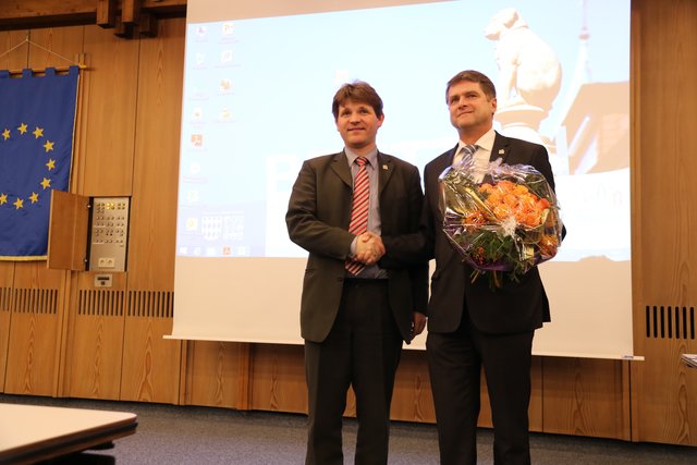 Bürgermeister und Leiter des Wahlausschusses, Michael Nöltner (links), gratuliert dem alten und neuen OB Martin Wolff zur Wiederwahl. | Foto: Barbara Lohner