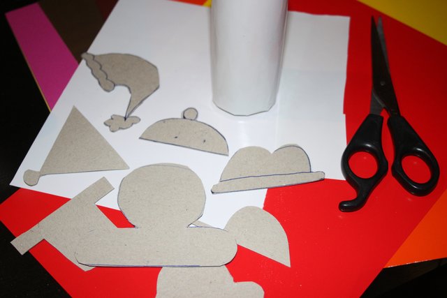 Aus Pappe werden verschiedene Schablonen vorbereitet: Mützen, Schals, Geschenksäcke ... Ihr könnt eure Figuren mit allen Accessoires ausstatten, die euch einfallen.