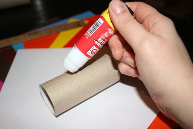 Zunächst wird die Toilettenpapier-Rolle mit Buntpapier beklebt. Für einen Schneemann wählen wir natürlich weiß. Alternativ kann die Rolle natürlich auch mit Farbe bemalt werden.