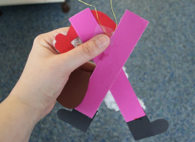 Übrigens: Mit zwei Streifen pinken Buntpapier und den Schablonen, die wir vorbereitet haben, lässt sich auch ein tolles Weihnachts-Kixi basteln. Einfach mit einem Klebestreifen einen Faden (am besten in weihnachtlichem Gold oder Silber) hinten anbringen und ...