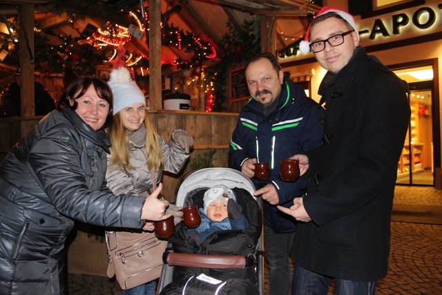 Für Mama und Papa Anna (Zweite von links) und Alexander Adolf (rechts) sowie Oma und Opa Olga und Alex Adolf aus Bretten ist der kleine Maxim jetzt schon der Glühweinkönig. | Foto: wh