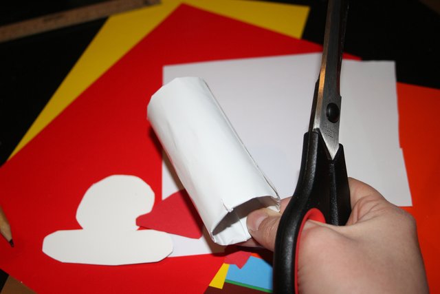 Für den Körper zwei mindestens ein Zentimeter tiefe Einschnitte in die Rolle schneiden. Die Einschnitte sollten sich gerade gegenüberliegen.