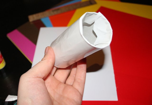 Danach das überstehende Papier in die Innenseite der Rolle falten.