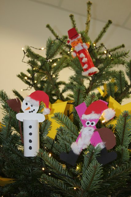 Eurer Fantasie sind keine Grenzen gesetzt! Neben Kixi und dem Schneemann sitzt auch ein zwinkender Weihnachtsmann mit rotem Zylinder im Weihnachtsbaum der Brettener Woche. Wir sind gespannt, was ihr euch so einfallen lasst! Viel Spaß beim Basteln!