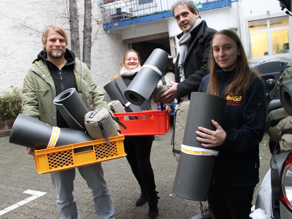 Jede Hilfe willkommen: Die Sozialarbeiter Stefan Kreß und Karin Hartmann (links im Bild) halten die Schlafsäcke und Isomatten nun im IGLU für junge Bedürftige bereit. Andreas Bröker und Laura Werner vom ASB Region Karlsruhe brachten die Spende zur Anlaufstelle in die Adlerstraße.