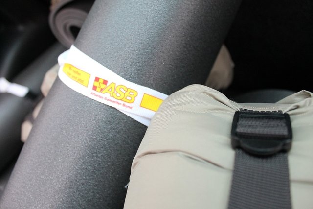 Solidarität mit Wohnungslosen: Ein strapazierfähiger Schlafsack und eine Isomatte sollen im Winter vor Kälte schützen. Der ASB e.V. Region Karlsruhe übergab 20 Pakete der Anlaufstelle IGLU für junge Menschen ohne Zuhause, 30 weitere der ehrenamtlichen Essensausgabe der Kirche St. Franziskus in Dammerstock.