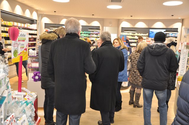 Gespräche mit Bürgerinnen und Bürgern in der Apotheke. Foto: ch