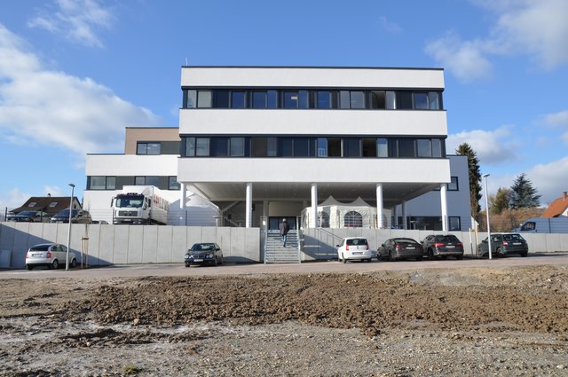 Geschützter Bereich: Vor dem rückwärtigen Eingang unter der überbauten Gebäuderückseite fand die Einweihungsfeier statt. Foto: ch