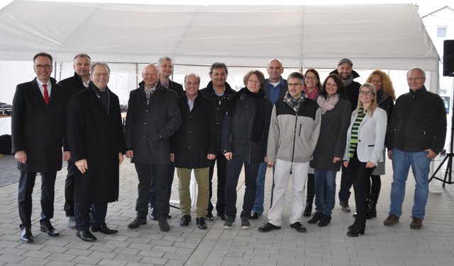 Vor dem Rundgang durch das Gebäude versammelten sich die Ehrengäste mit den Mietern zum Gruppenbild. Foto: ch