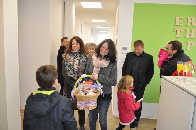 Tag der offenen Tür: Praxismitinhaberin Simone Gauger-Steflitsch freut sich über einen Präsentkorb. Foto: ch