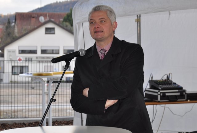 Der sichtlich frierende Kreis-Finanzdezernent Ragnar Watteroth nannte das Gesundheitszentrum eine "Ergänzung" zur Rechbergklinik. Foto: ch