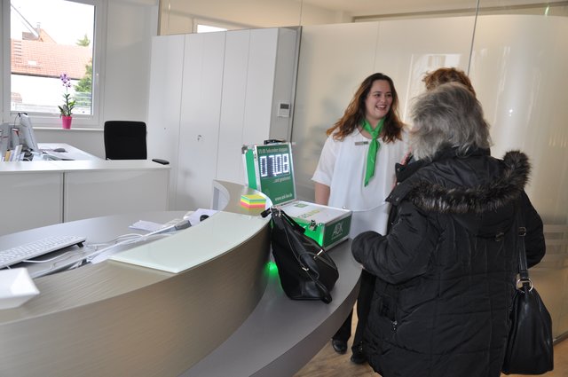 Tag der offenen Tür: Rege Unterhaltung am Empfang im AOK KundenCenter. Foto: ch