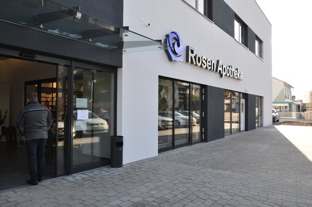 Der Haupteingang des Gesundheitszentrums mit Rosen-Apotheke an der Schillerstraße. Foto: ch