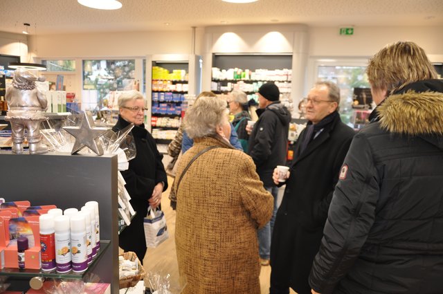 Bürgermeister Thomas Nowitzki im Gespräch mit Bürgerinnen. Foto: ch