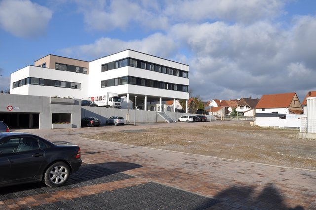 Im rückwärtigen Bereich des Gesundheitszentrums liegt noch eine Reservefläche für eine spätere mögliche Erweiterung (rechts). Foto: ch
