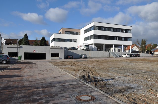 Das von der Gemeinde errichtete Parkdeck (links) bietet 44 weitere Stellplätze, unter anderem für Mieter und Mitarbeiter. Foto: ch