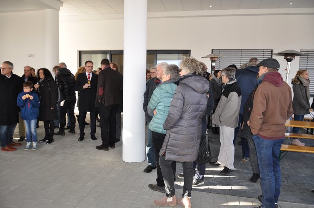 Auch Familienangehörige und Freunde der Praxisinhaber und ihrer Mitarbeiter/innen nahmen an der Feierstaunde teil. Foto: ch