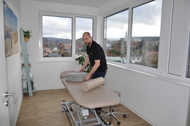 Tag der offenen Tür: Stolz zeigt Praxisinhaber Christian Tietze sein  Behandlungszimmer mit "Panoramablick" über die Oberderdinger Ortsmitte. Foto: ch