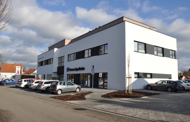 Das Gesundheitszentrum Oberderdingen mit Haupteingang und Kurzzeitparkplätzen an der Schillerstraße. Foto: ch