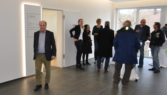 Tag der offenen Tür: Die Zahnarztpraxis begrüßt ihre Besucher/innen schon vor der offenen Praxistür. Foto: ch