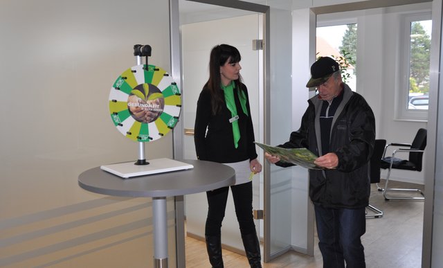 Tag der offenen Tür: Beim Dreh am Glücksrad der AOK gab es auch etwas zu gewinnen. Foto: ch