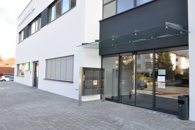 Der Haupteingang des Gesundheitszentrums mit AOK KundenCenter an der Schillerstraße. Foto: ch