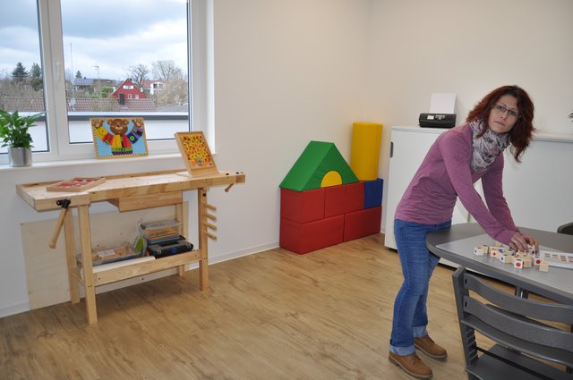 Tag der offenen Tür: Ergotherapeutin Tanja Metzger zeigt Therapiematerial. Foto: ch