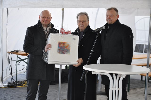 Als Wandschmuck für das Gesundheitszentrum überreichte Bürgermeister Thoams Nowitzki den Geschäftsführern Jürgen und Frank Mayer mehrere Originalgrafiken des Brettener Malers und Bildhauers Willi Gilli. Foto: ch