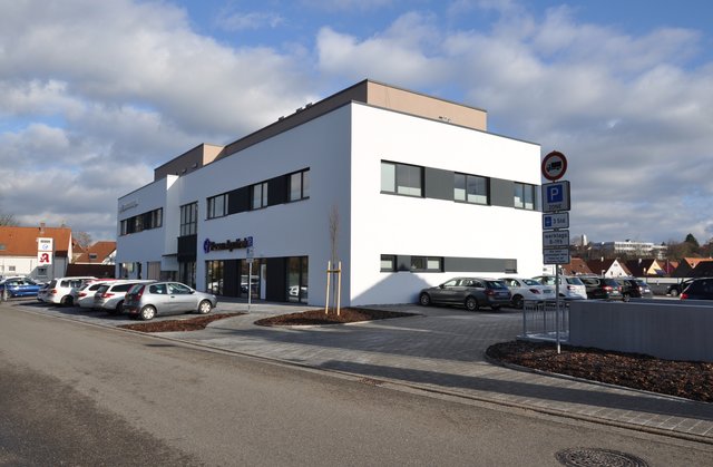 Neben und hinter dem Gebäude gibt es weitere Stellplätze. Foto: ch