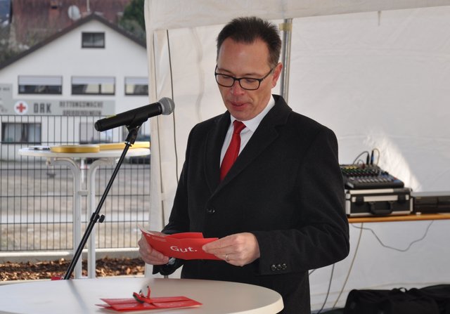 Michael Reichert, Vorstandsmitglied der Sparkasse Kraichgau, lobte die Firma Mayer, die Gutes für die Region tue. Foto: ch